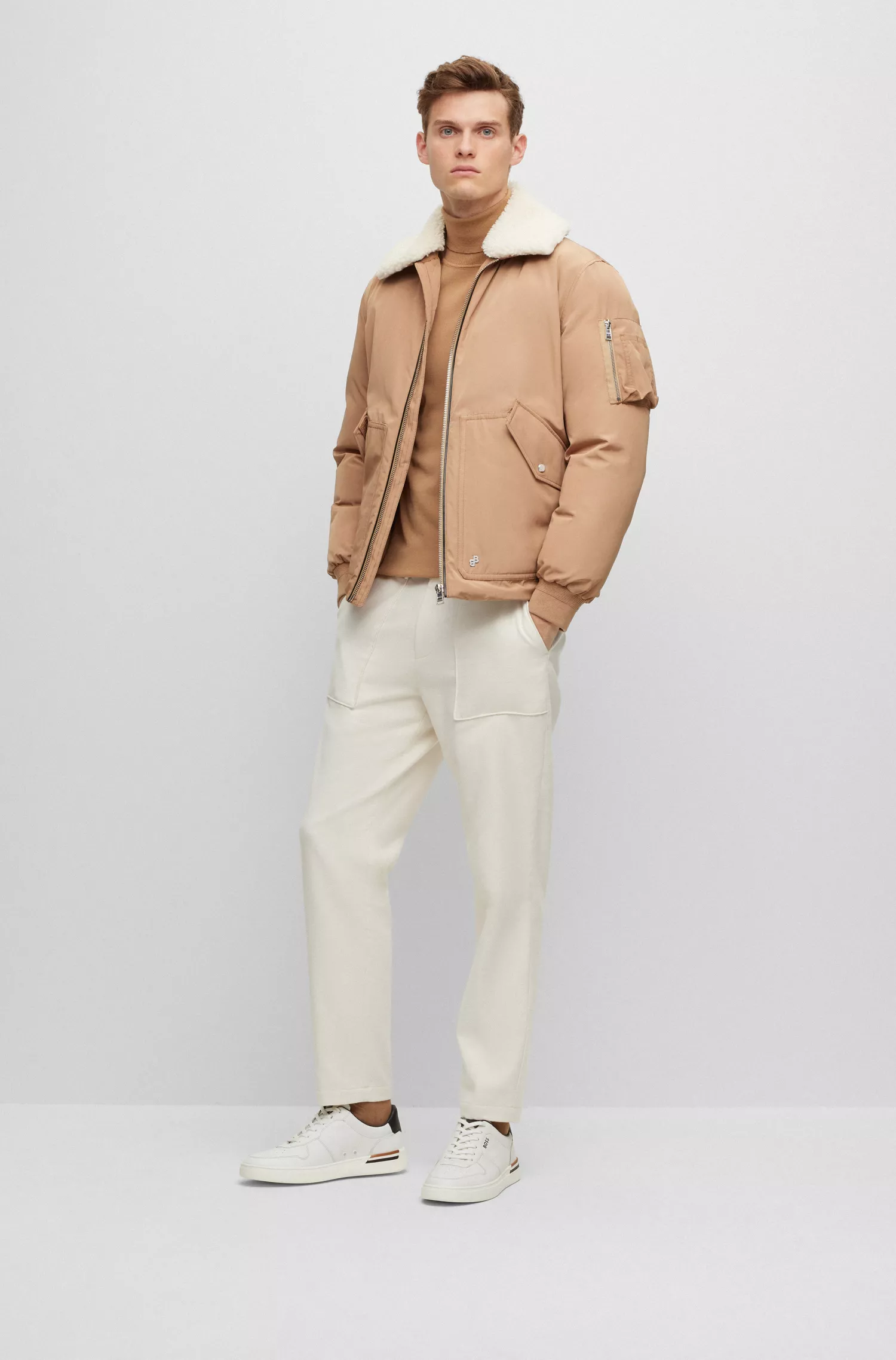 Calça BOSS preta, modelagem relaxada, com microestampa e cintura com cordão.