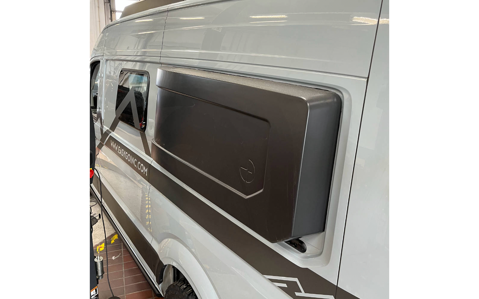 Easygoinc. Querschläfer Flare - Karosserieverbreiterung für MAN TGE und VW Crafter L3 - links