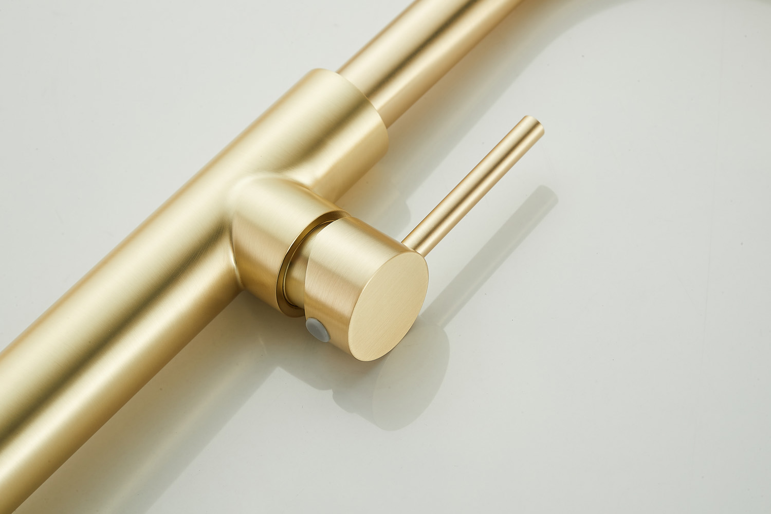 Saniclear Highriser hoge wastafelkraan met gebogen uitloop geborsteld messing - mat goud