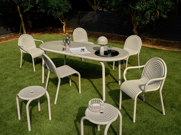 Tom Dixon Groove tuinstoel met armleuning Putty