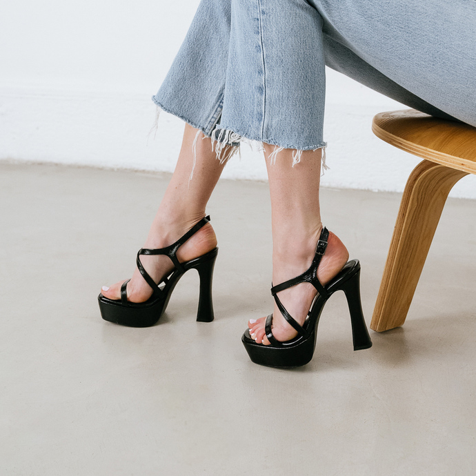 Sandales à plateformes et brides croisées  en cuir plissé noir
