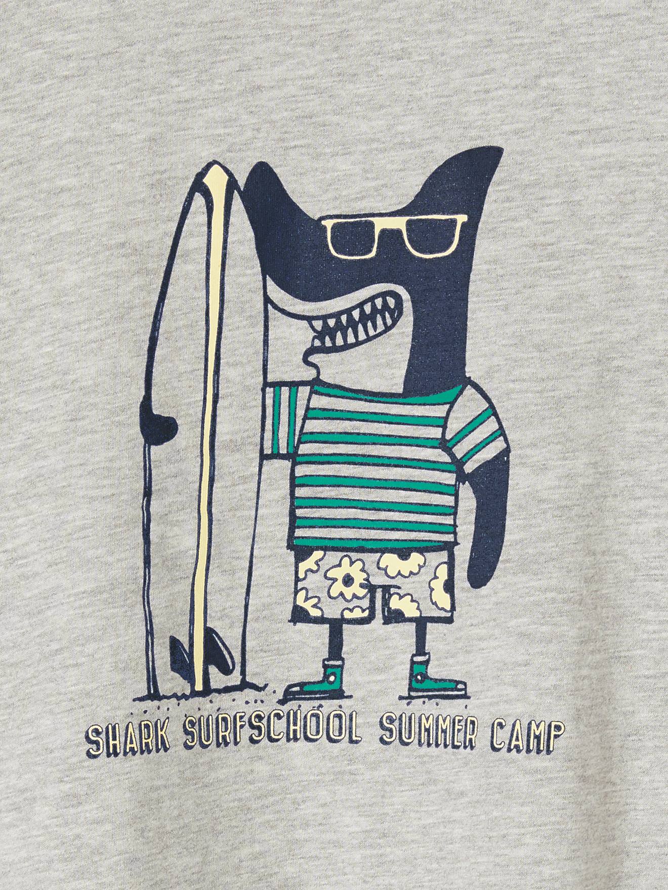 Conjunto de pijama infantil masculino verde pinho com estampa de tubarão surfista e shorts.
