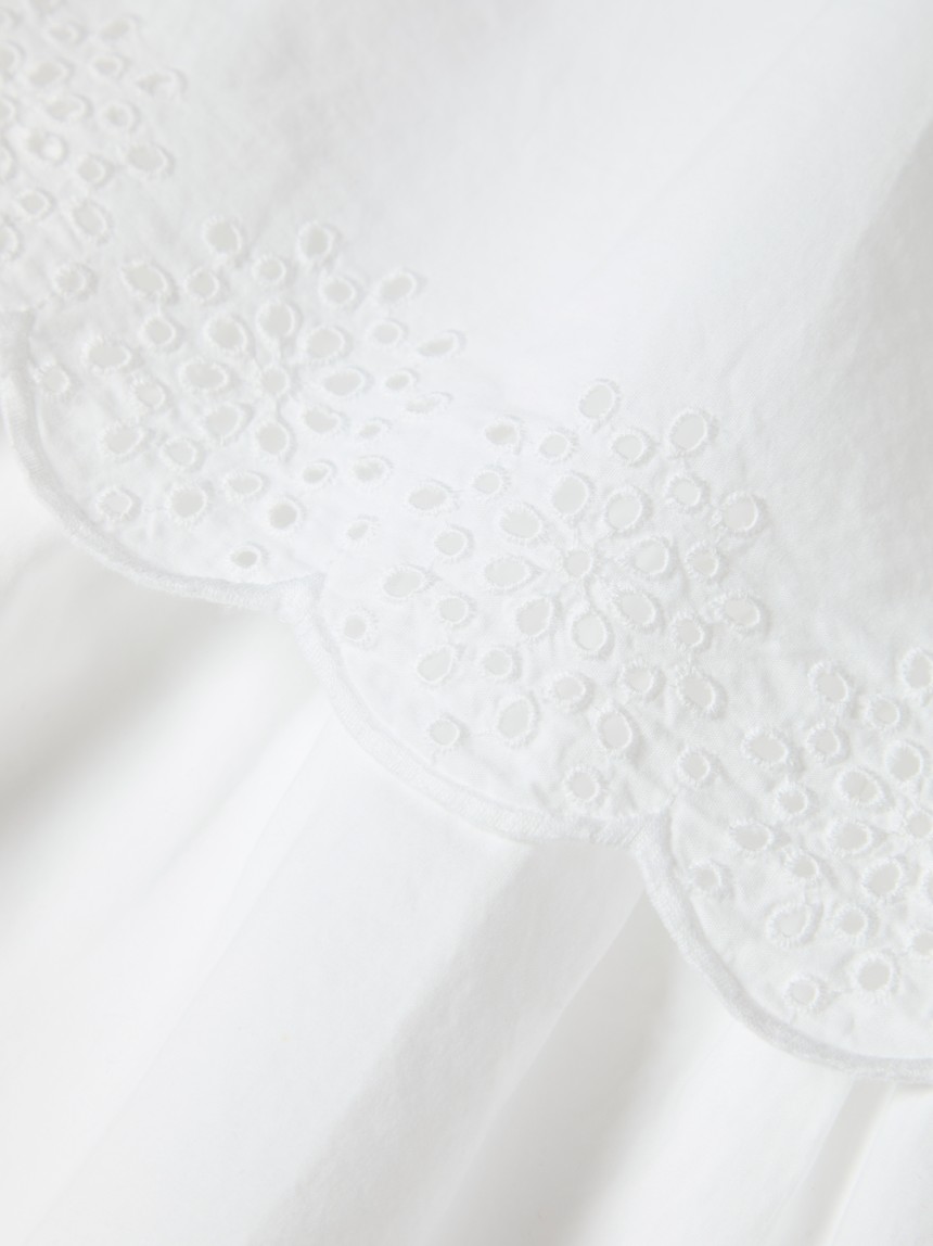 Vestido branco de bordado inglês