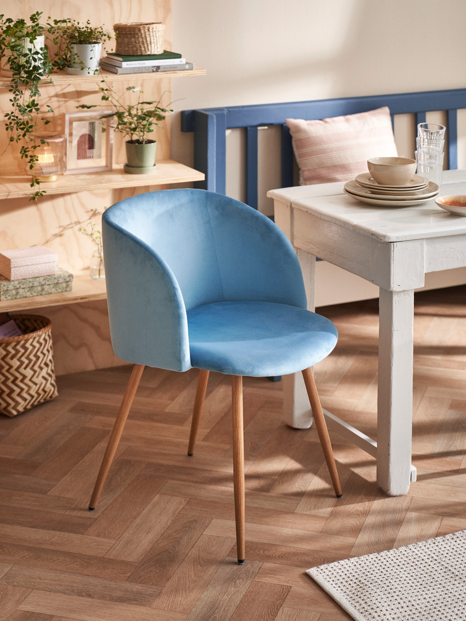 Stol i velour | Polyester/poppeltræ/jern. 54 x 47 x 81 cm. | Storm Blue