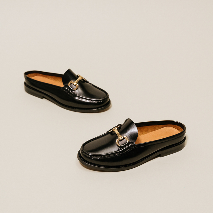 Mocassins à mors dorés  en cuir glacé noir