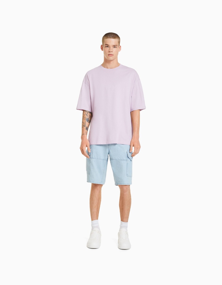 Bermuda cargo folgada em jeans