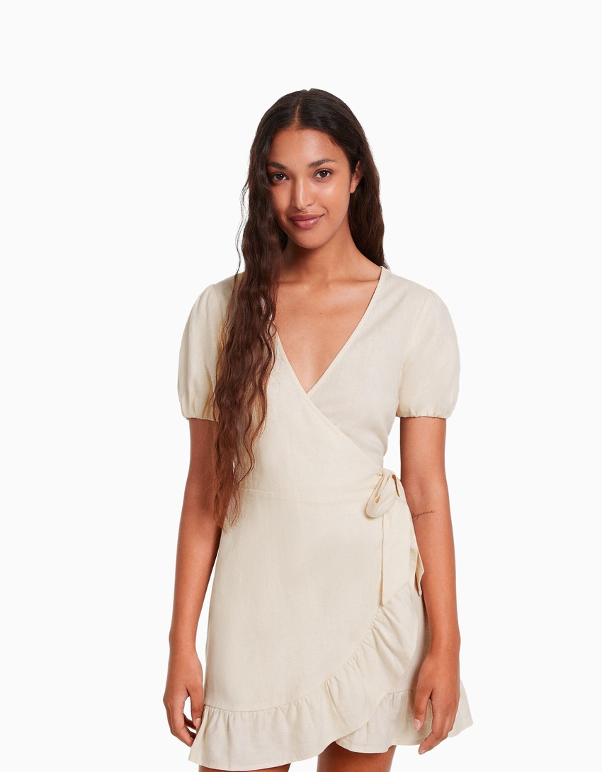 Vestido curto de linho com mangas curtas e babados.