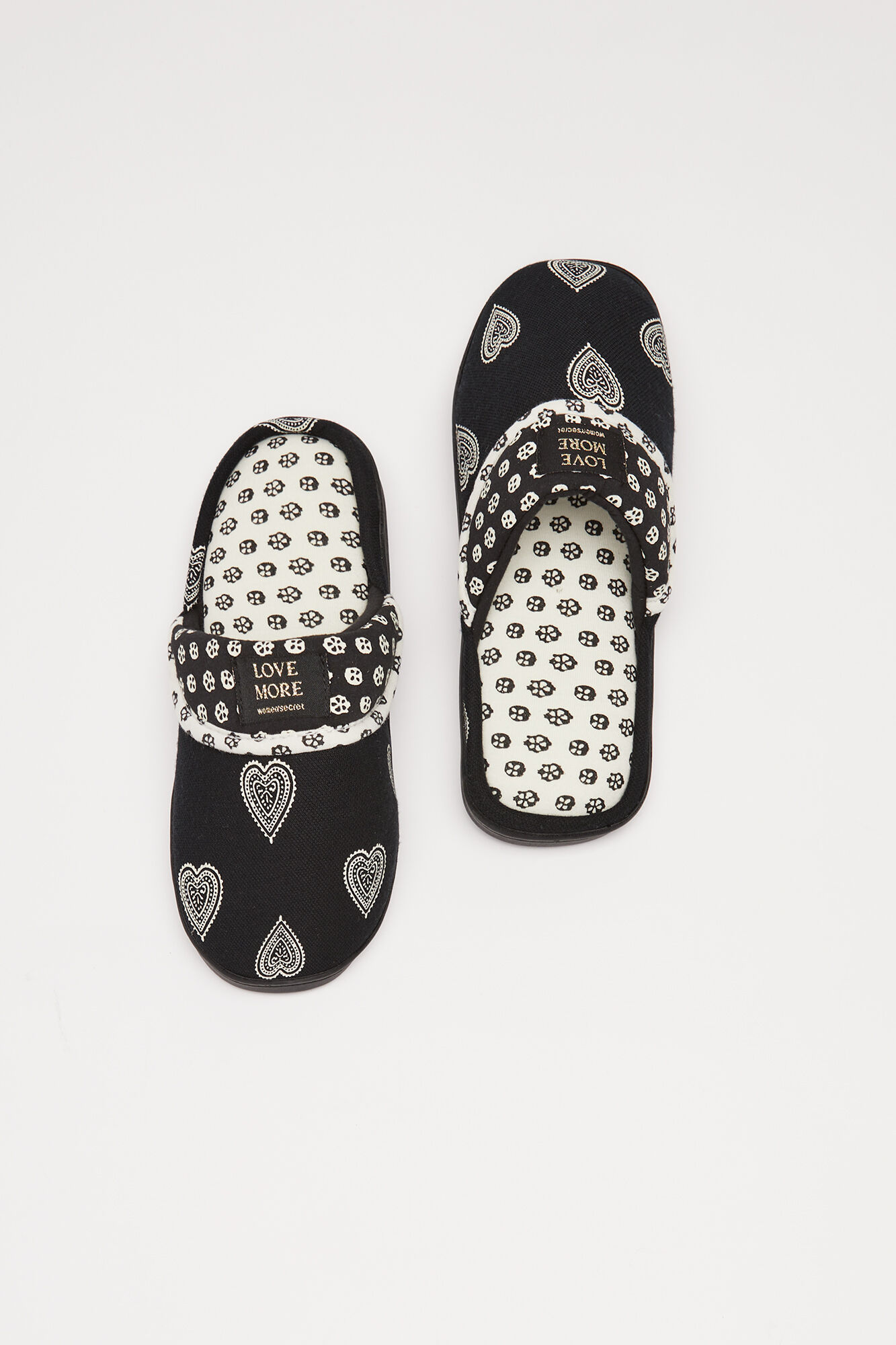 Pantufas pretas com estampa de corações -
