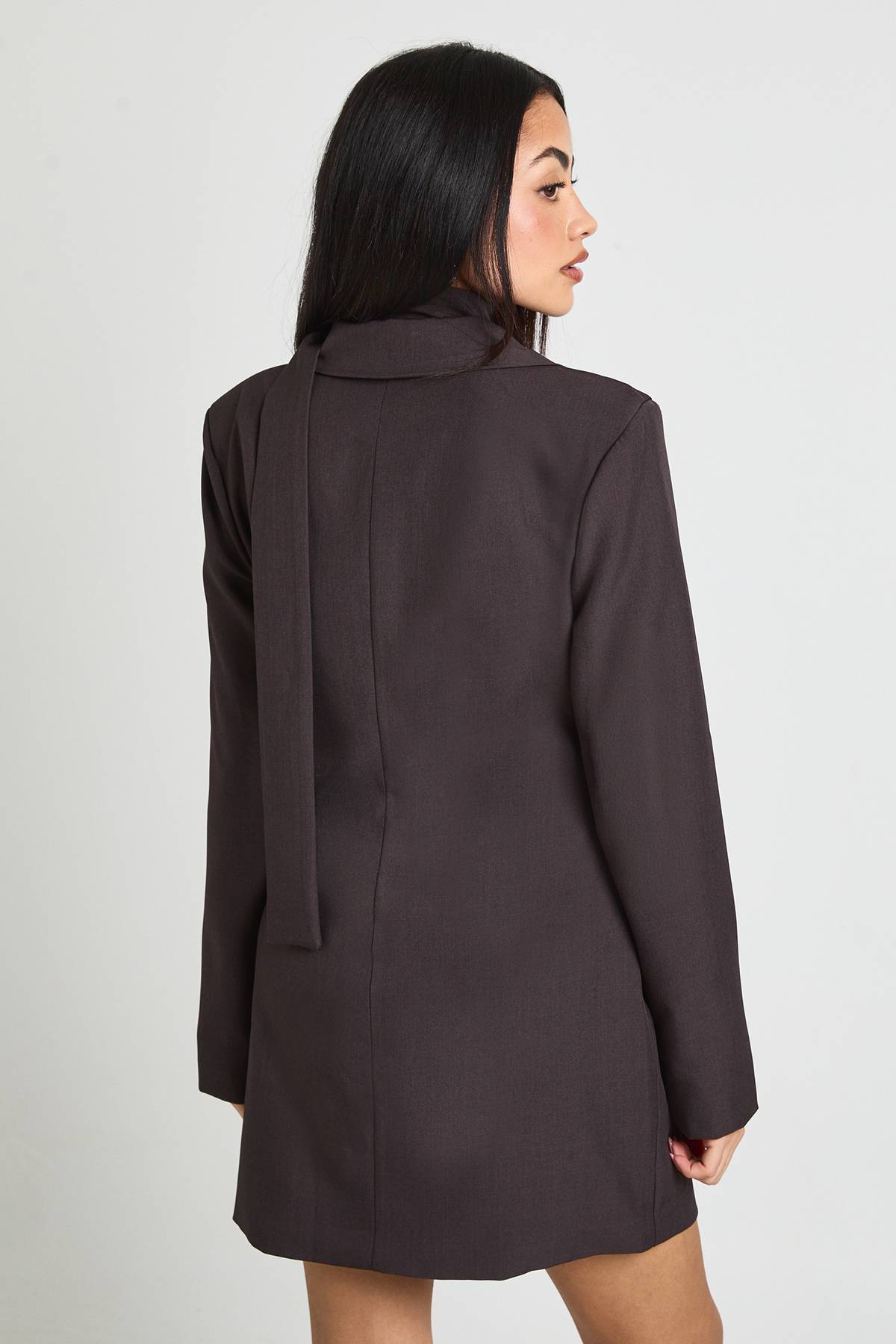 boohoo Robe Blazer Ajustée À Détail Foulard