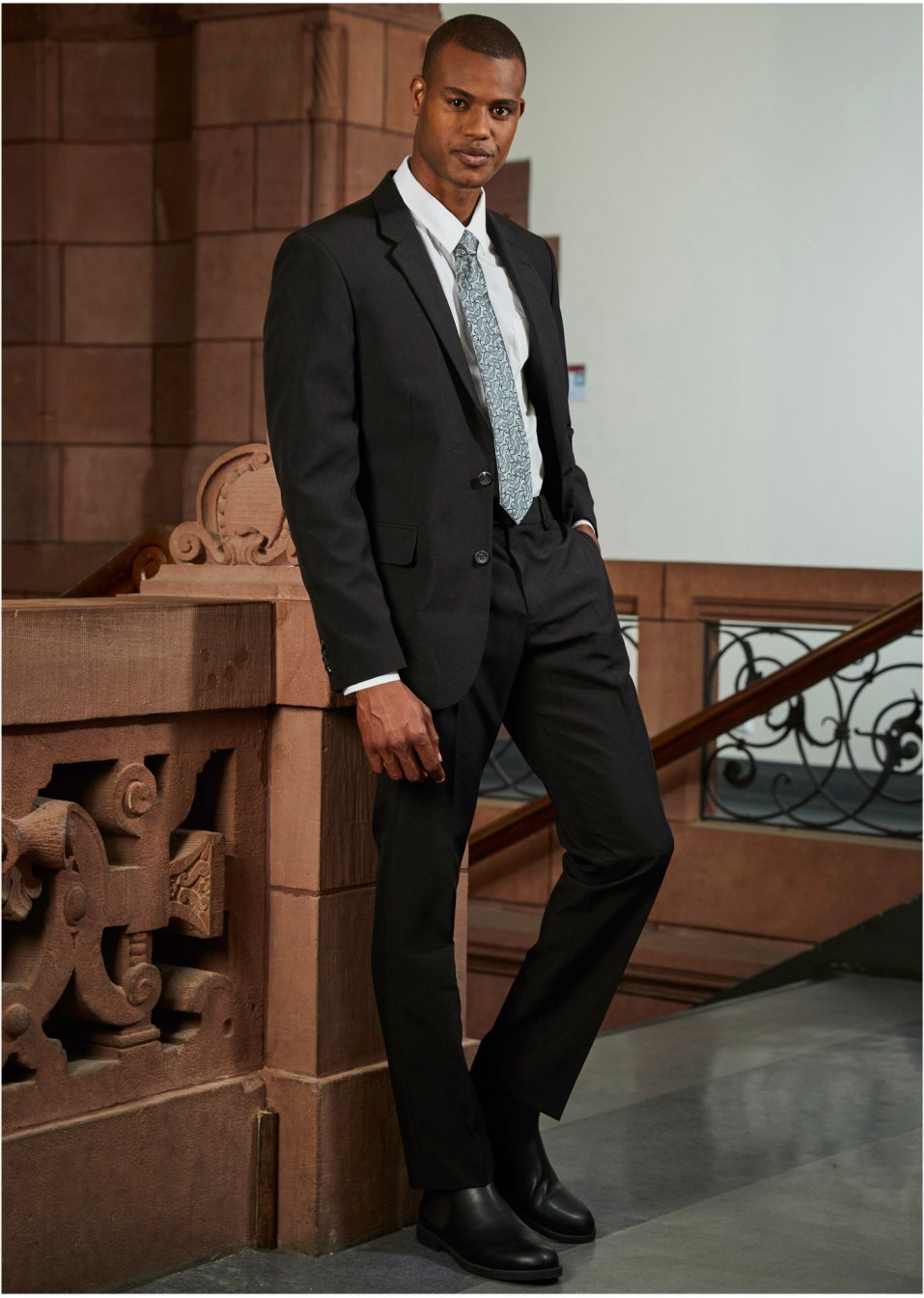 Costume 4 pièces : veste de costume, pantalon, chemise, cravate