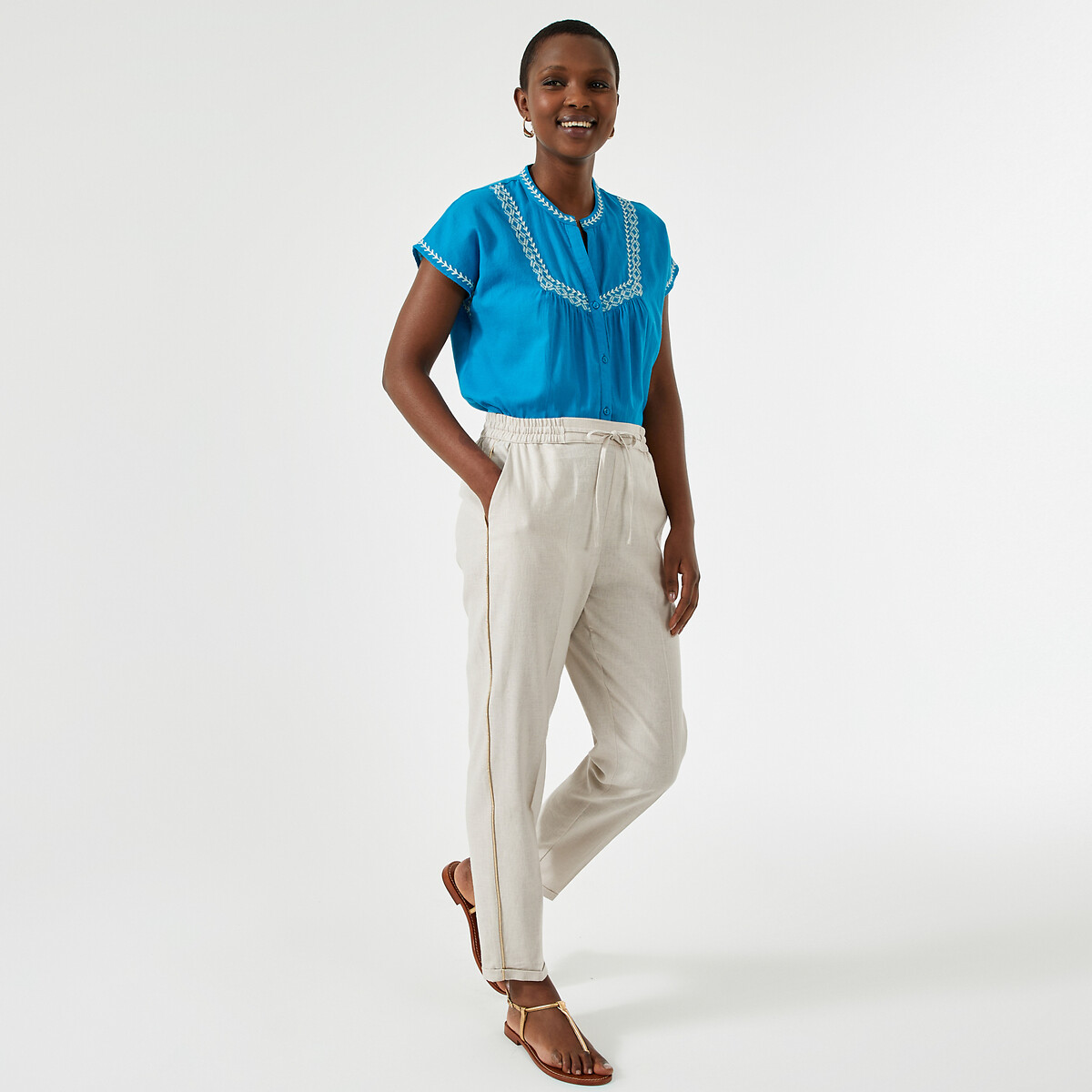 ANNE WEYBURN<br>Blusa bordada, gola redonda, mangas curtas