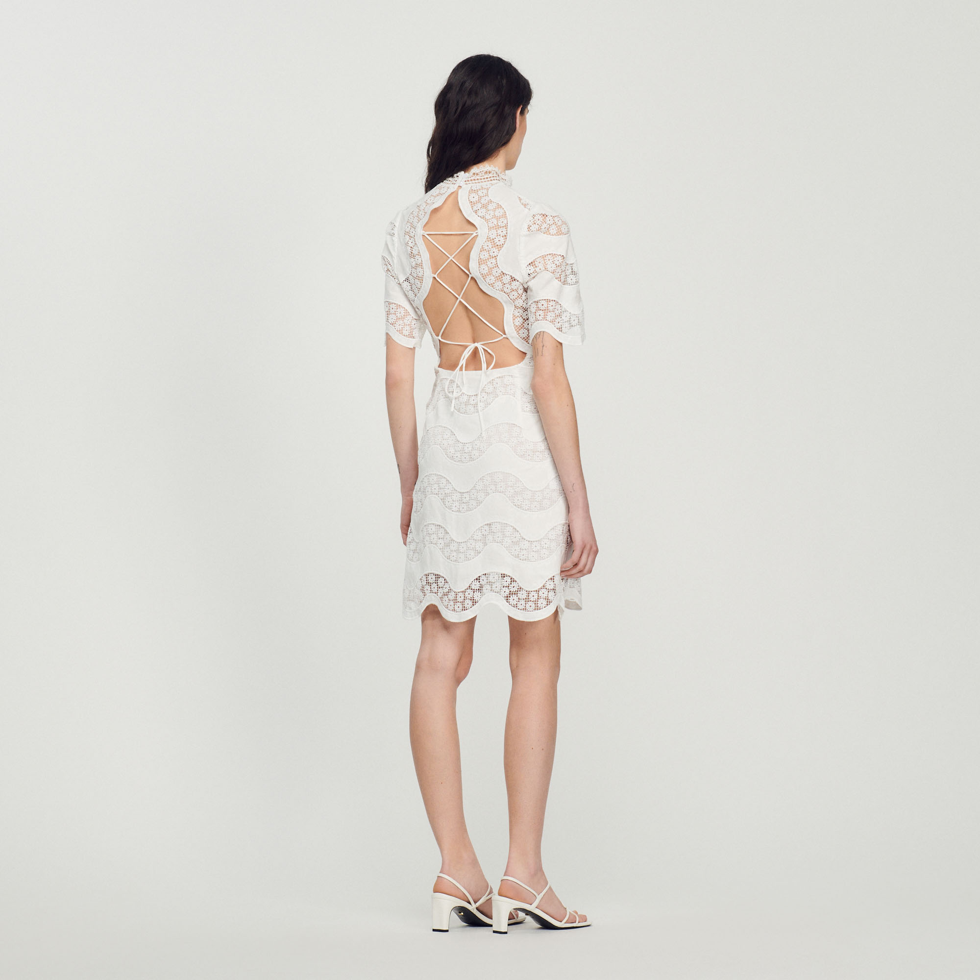 Robe courte en guipure