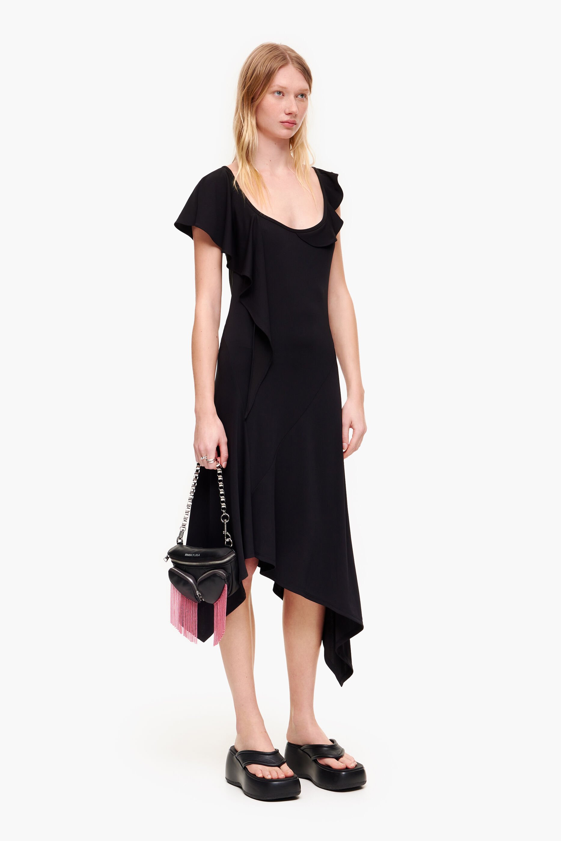 Vestido preto assimétrico e fluido