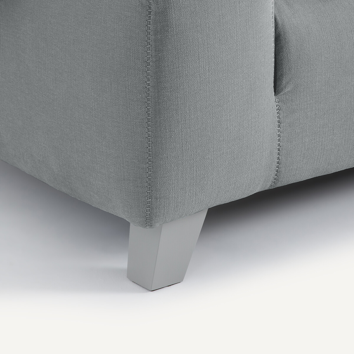 OTTO STUDIO PARA AM.PM<br>Sofá compacto em linho de algodão, ousado