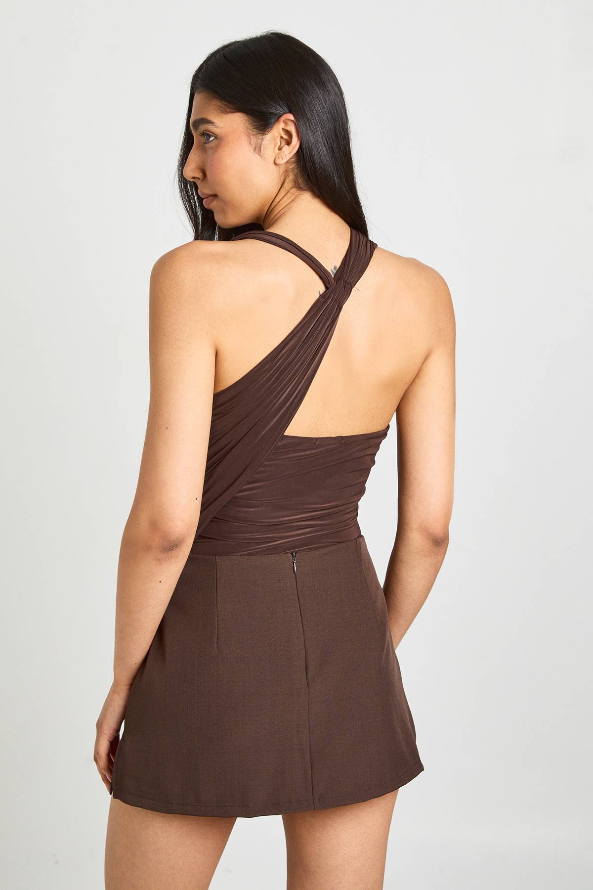 boohoo Body Drapé Asymétrique À Empiècement En Résille Pour Grandes Tailles