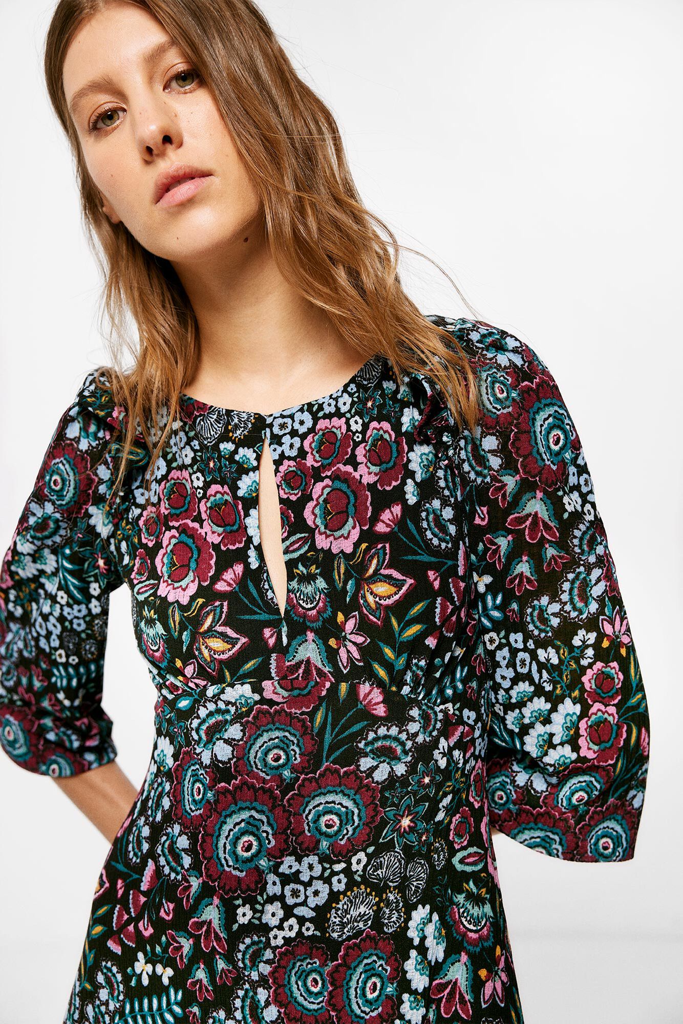 Vestido midi com estampa de babados e decote ombro a ombro.