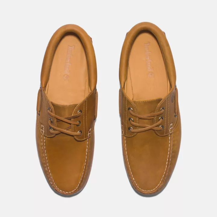 Sapato náutico masculino de três ilhós costurado à mão na cor amarela.