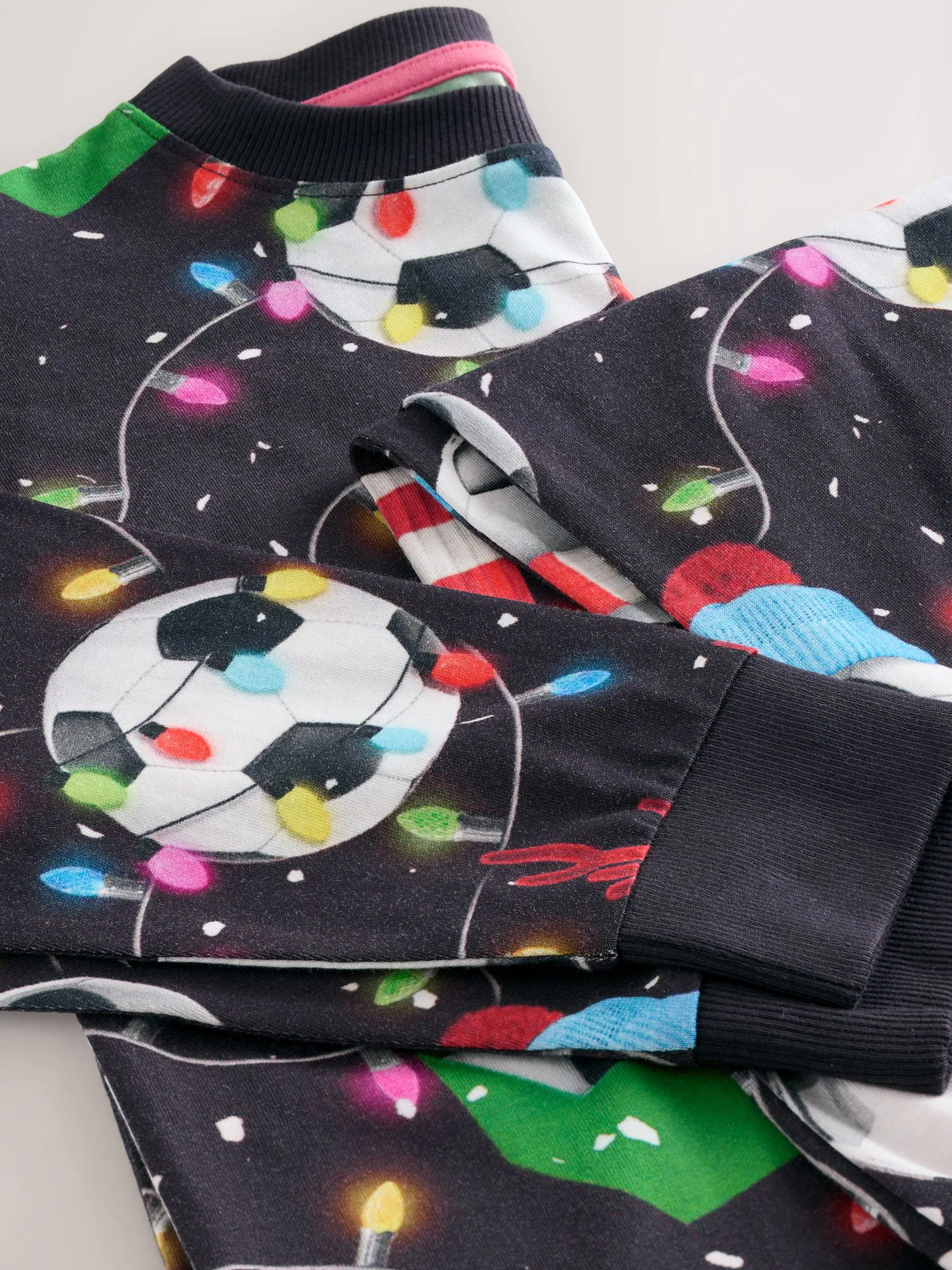 Zwart/wit/rood/groen voetbal - Enkele kerstpyjama (4-16jr)