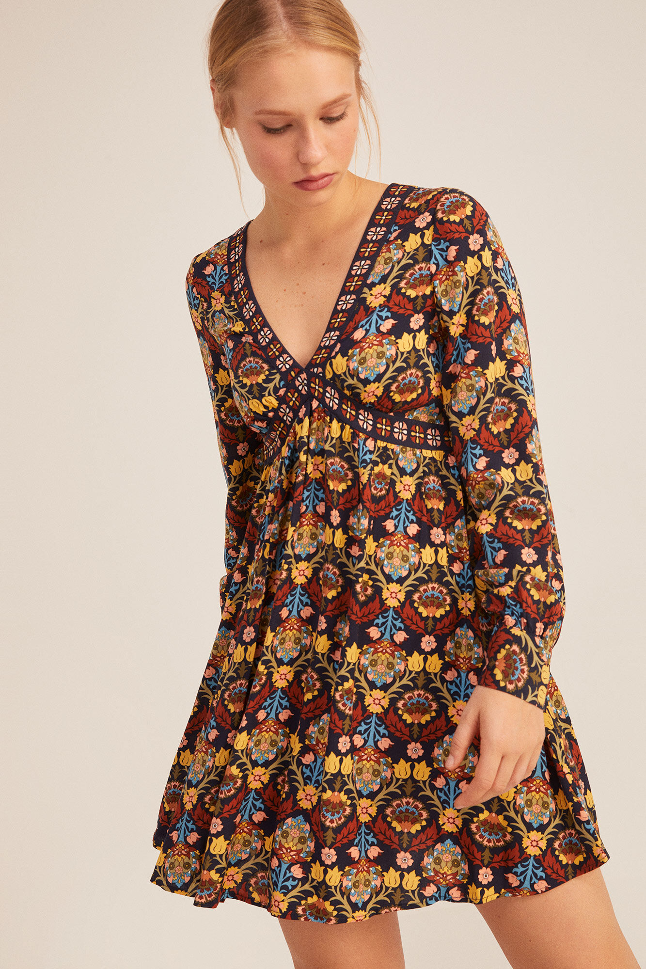 Vestido curto com decote em V e detalhes - azul marinho