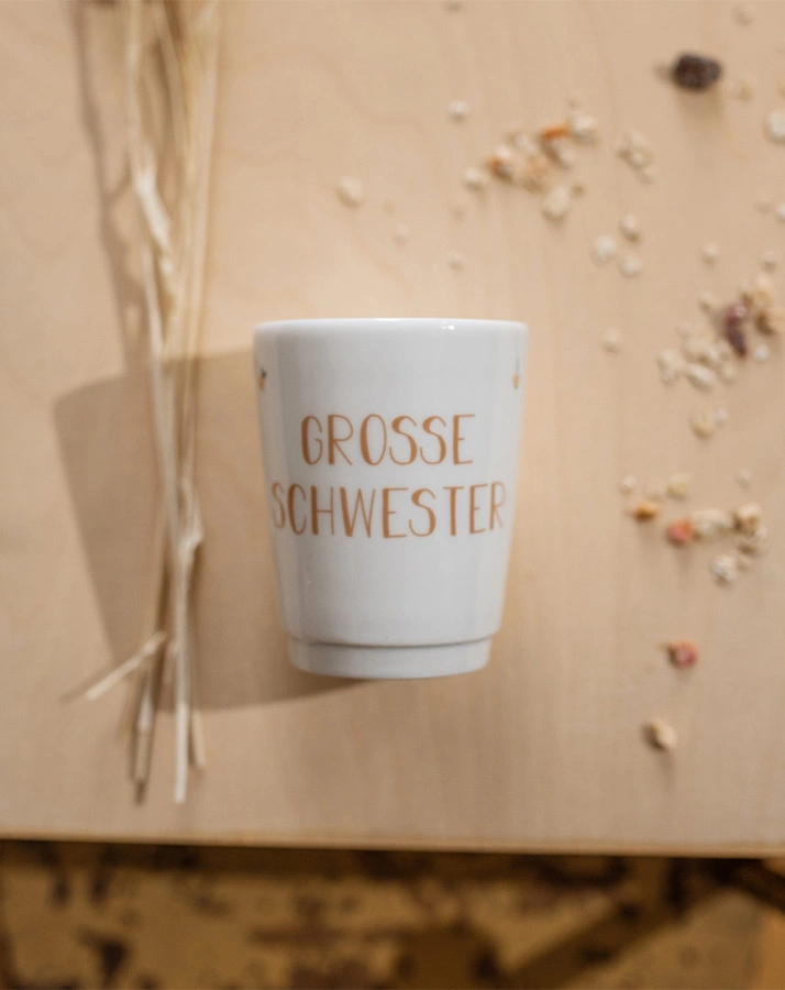 Porzellanbecher GROSSE SCHWESTER in weiß/braun