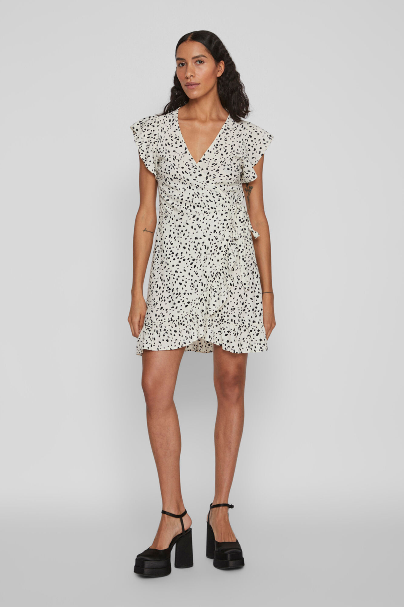 Vestido curto com babados - Cinza