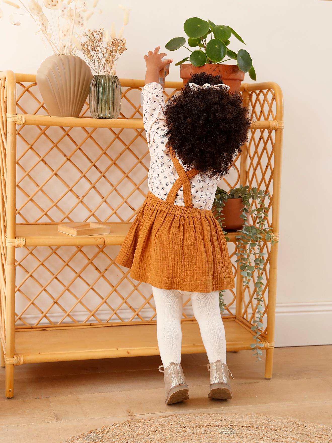Conjunto de 3 peças: camiseta + faixa de cabelo + saia com suspensórios para recém-nascido (verde)