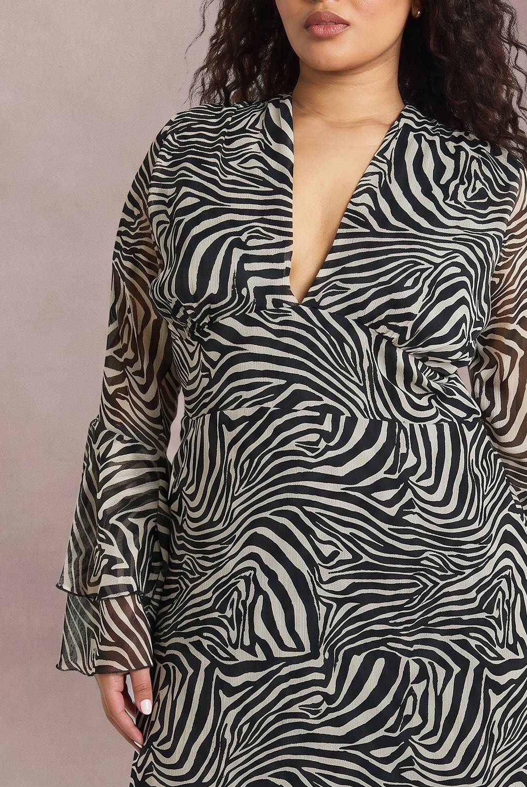 boohoo Robe Patineuse Midaxi Grande Taille à Imprimé Zèbre avec Manchettes Évasées et Godets