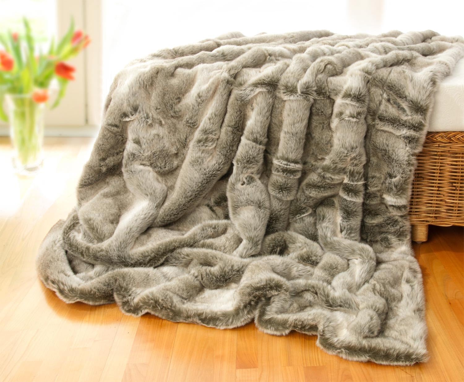 Wohnen & Accessoires GmbH & Co. KG Felldecke, Fellimitat 5 Größen, Webpelzdecke, Grauwolf mit grau-beigem Fell, Kuscheldecke, Tagesdecke oder Fellkissen (150 x 200 cm)