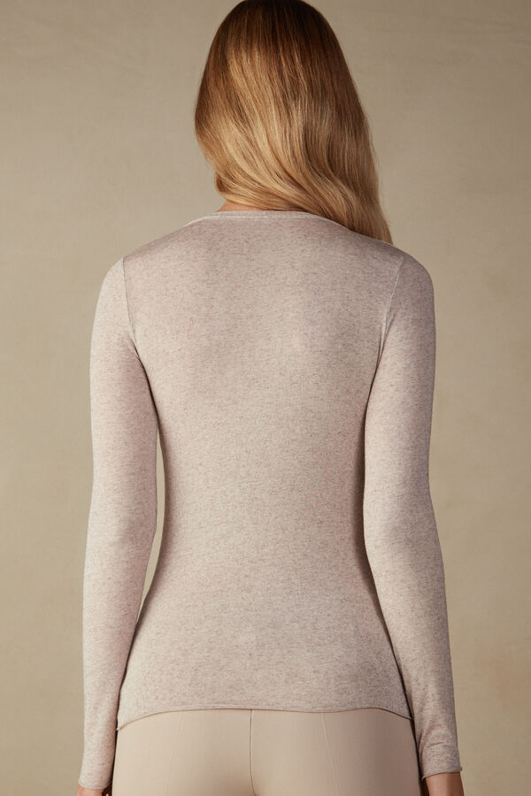 Camiseta ultraleve de modal com decote em V e detalhes em cashmere.