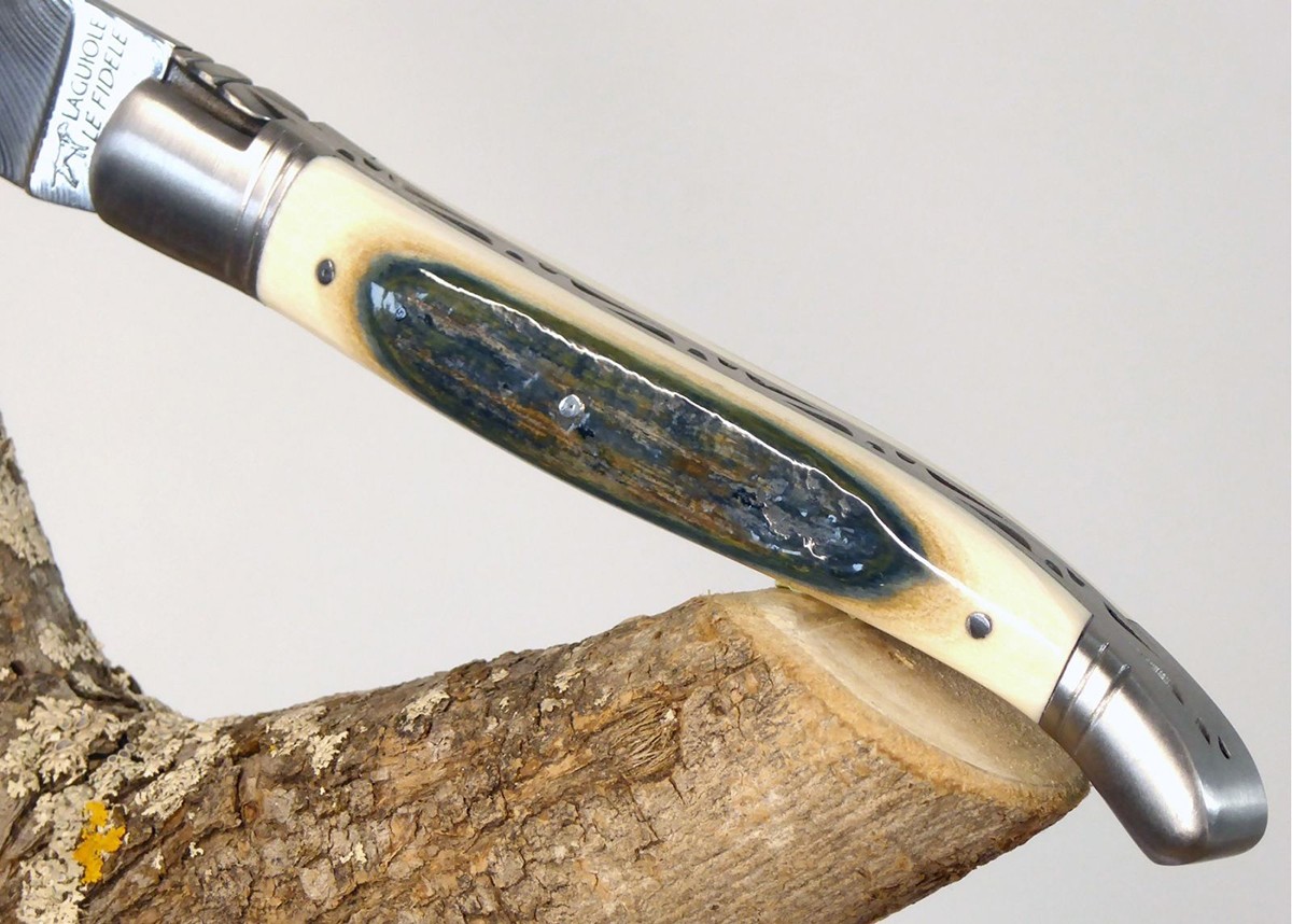 Couteau Laguiole avec une lame Damas et un manche en ivoire de Mammouth