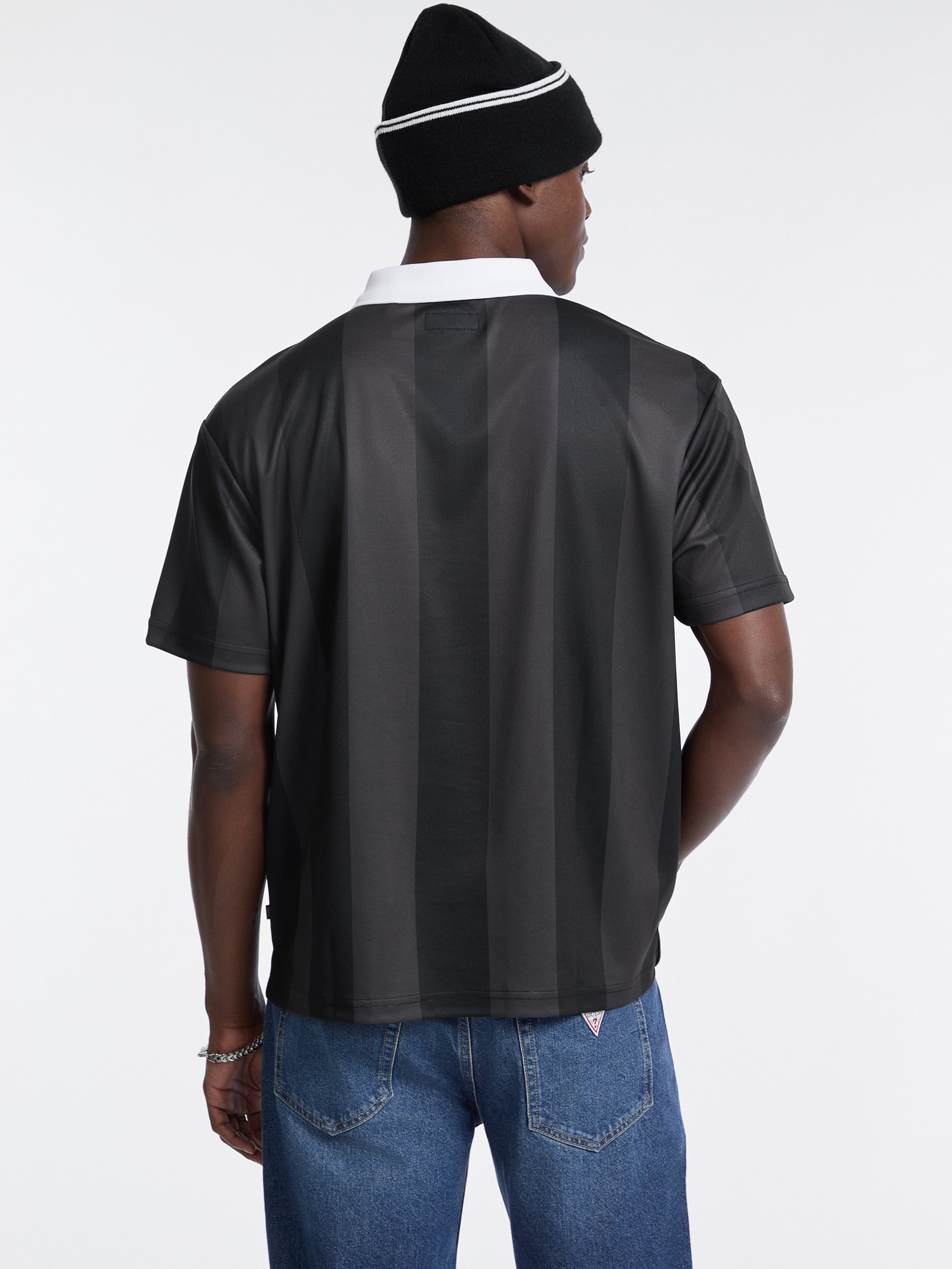 Polo com o logotipo do futebol