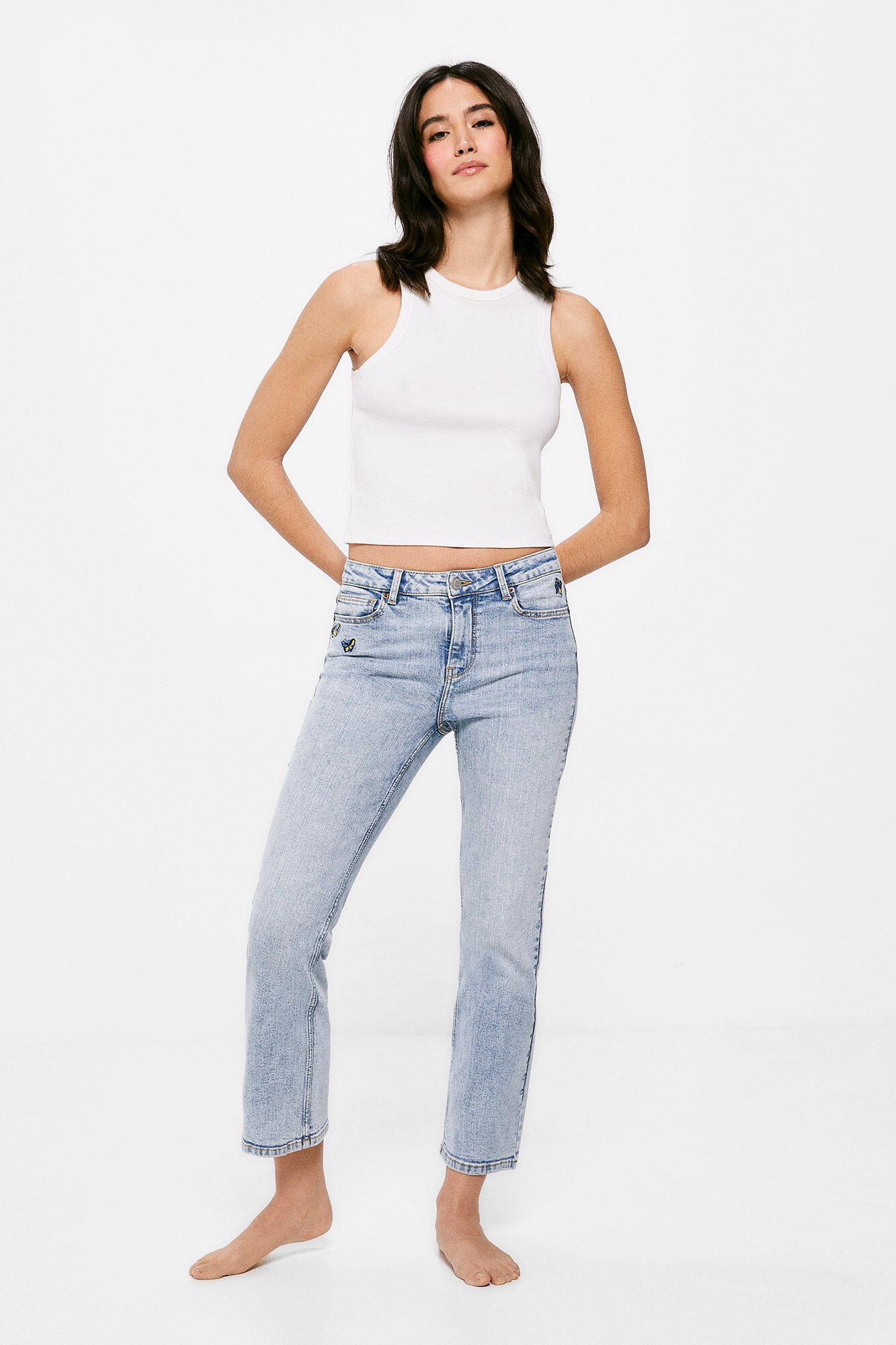 Calça jeans flare com estampa de borboletas, lavagem sustentável - azul médio