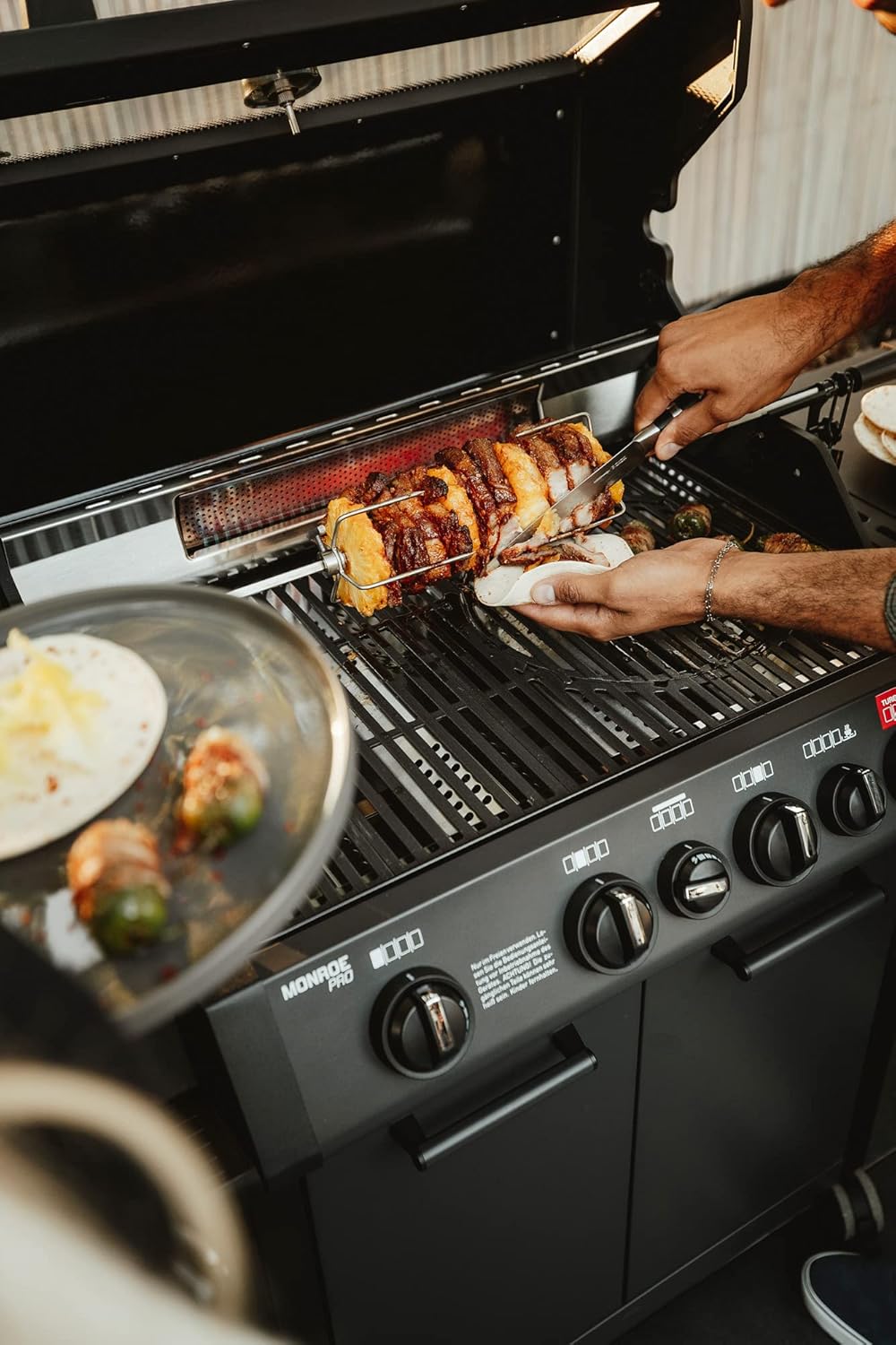 Enders Grillspieß Pro, edelstahlfarben & GUSS-WENDEPLATTE 1/2 7893 Boston 4, Monroe PRO 4, 43cm x 32cm, Grillplatte, gerippt und glatt, beidseitig nutzbar, Gasgrill BBQ, Grill-Zubehör, Schwarz/Grau