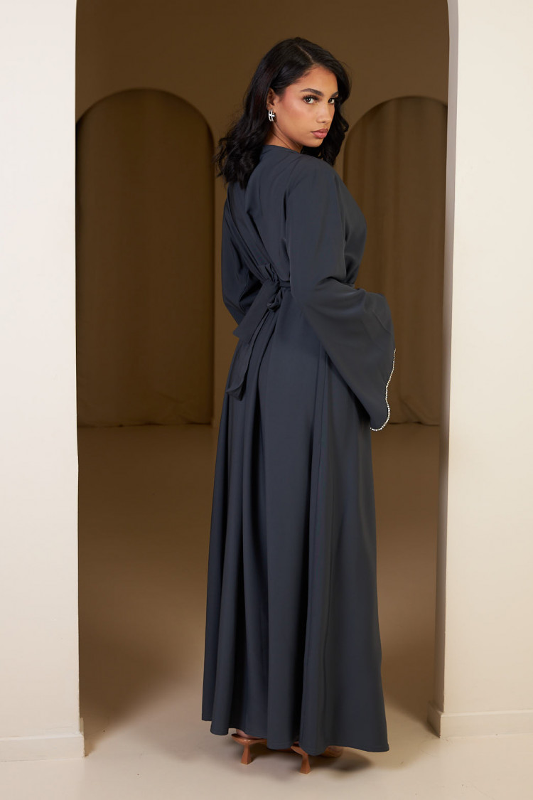 Robe grise ceinturée à perle sur les manches