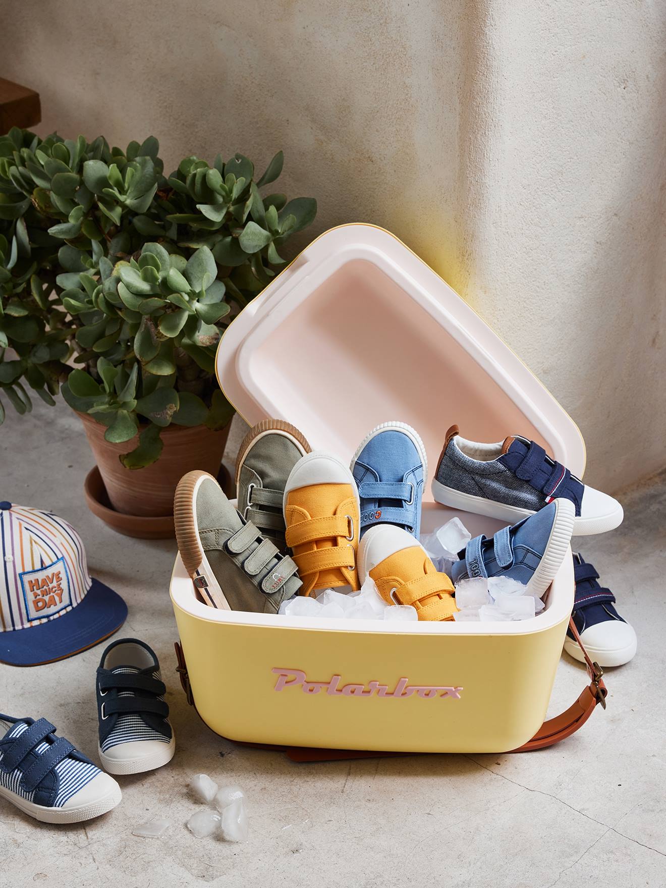 Tênis infantil de lona com fecho de velcro, cor mostarda.