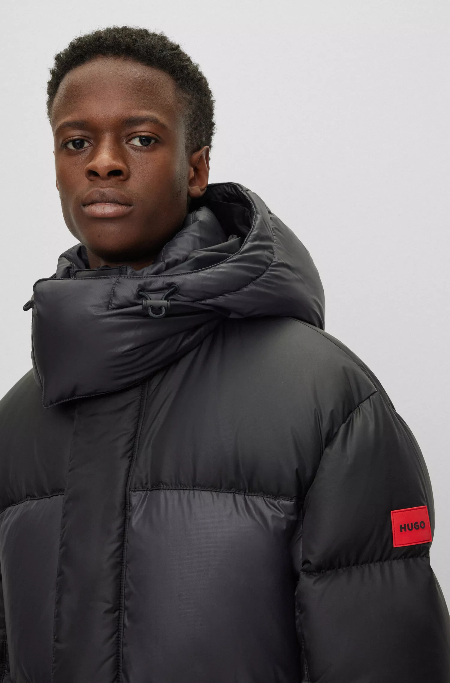 Parka HUGO vermelha repelente à água com emblema de borracha vermelha com o logotipo.