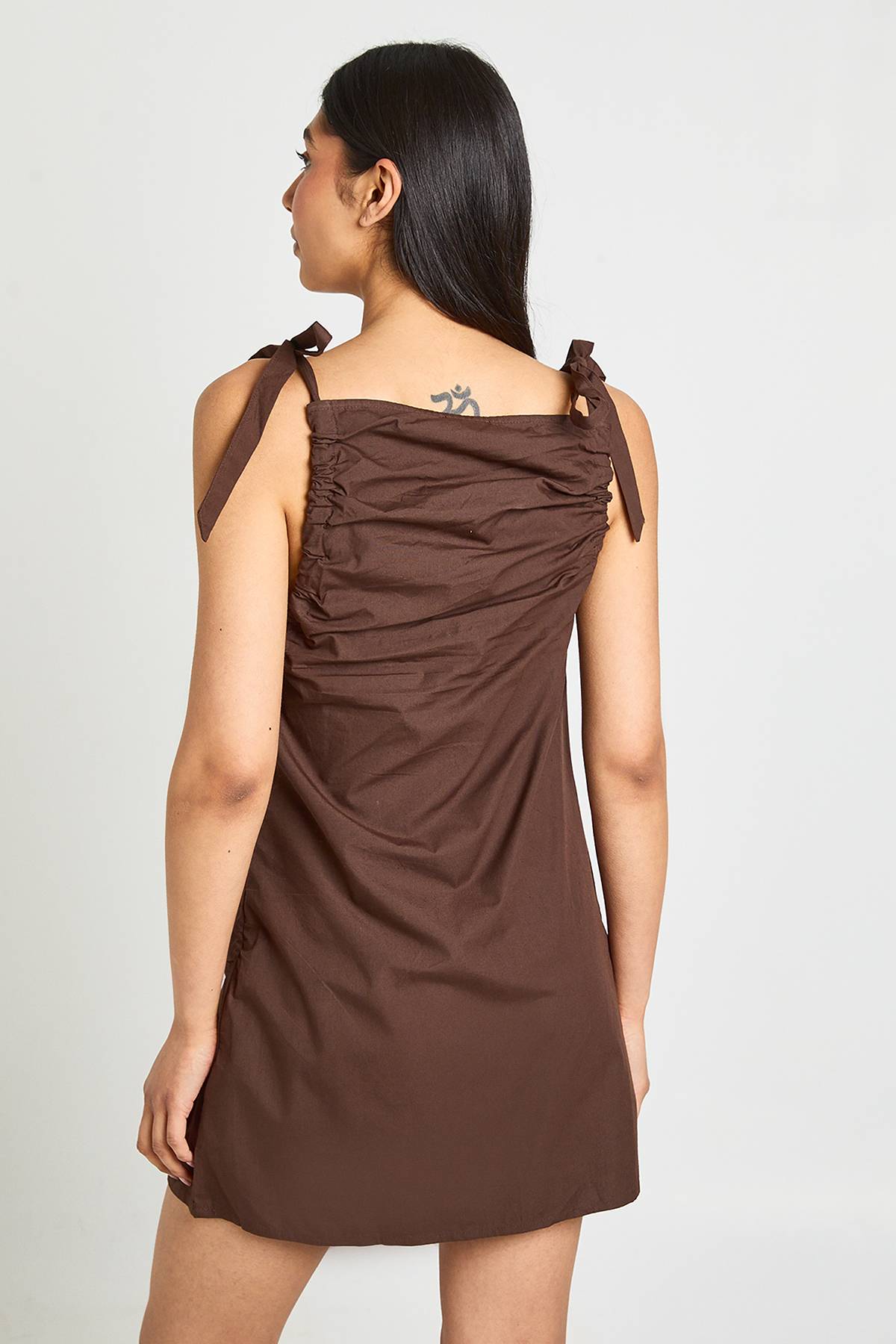 boohoo Robe Mini En Popeline À Bretelles Nouées Pour Grande Taille