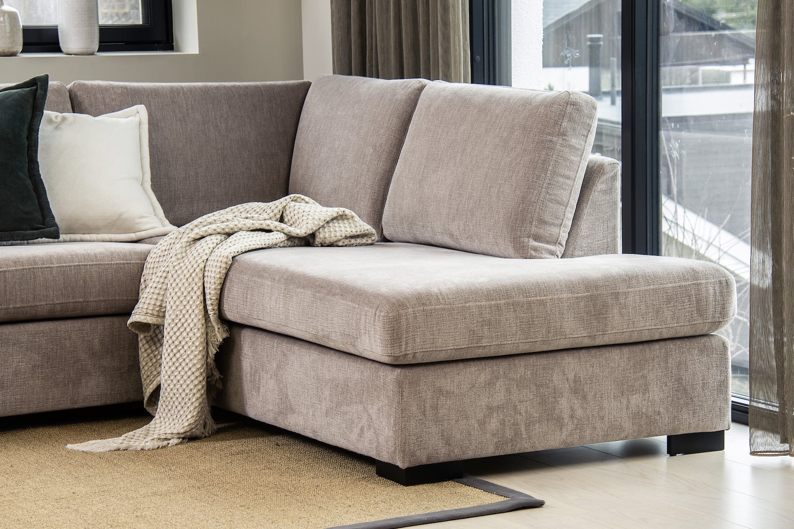 Pixel U-sofa Åpen ende venstre, hjørne, 2-seter og sjeselong høyre i tekstil Daisy 01 Beige med lav front, sorte treben W02 og arm A15. Komfort 2 puter.