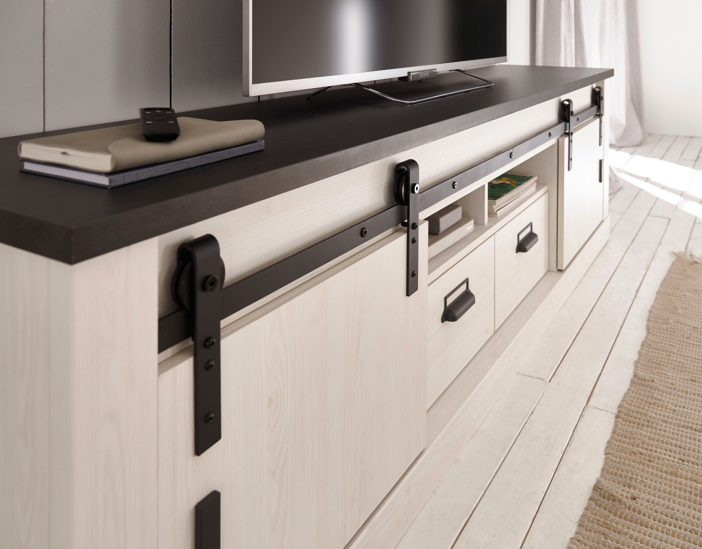 Home affaire Lowboard »SHERWOOD« modernes Holz Dekor, mit Scheunentorbeschlag aus Metall, Breite 201 cm