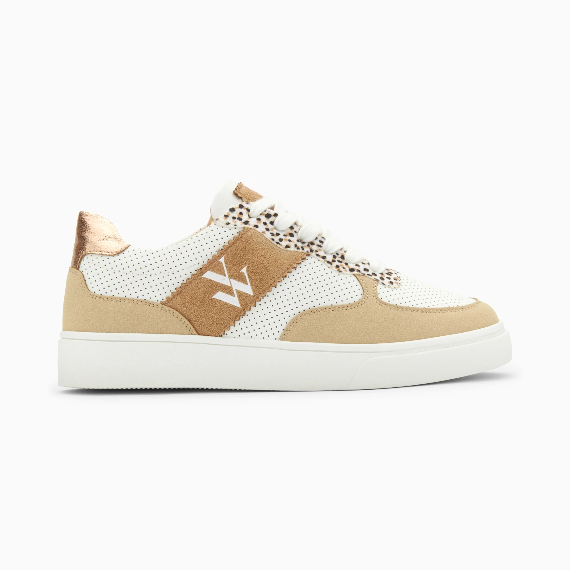 Sneakers-Baskets monogramme Flavie perforées blanc et beige à lacets
