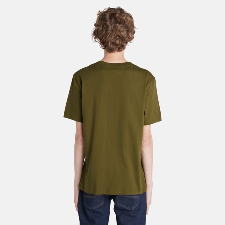 Camiseta masculina verde com estampa de vento, água, terra e céu.
