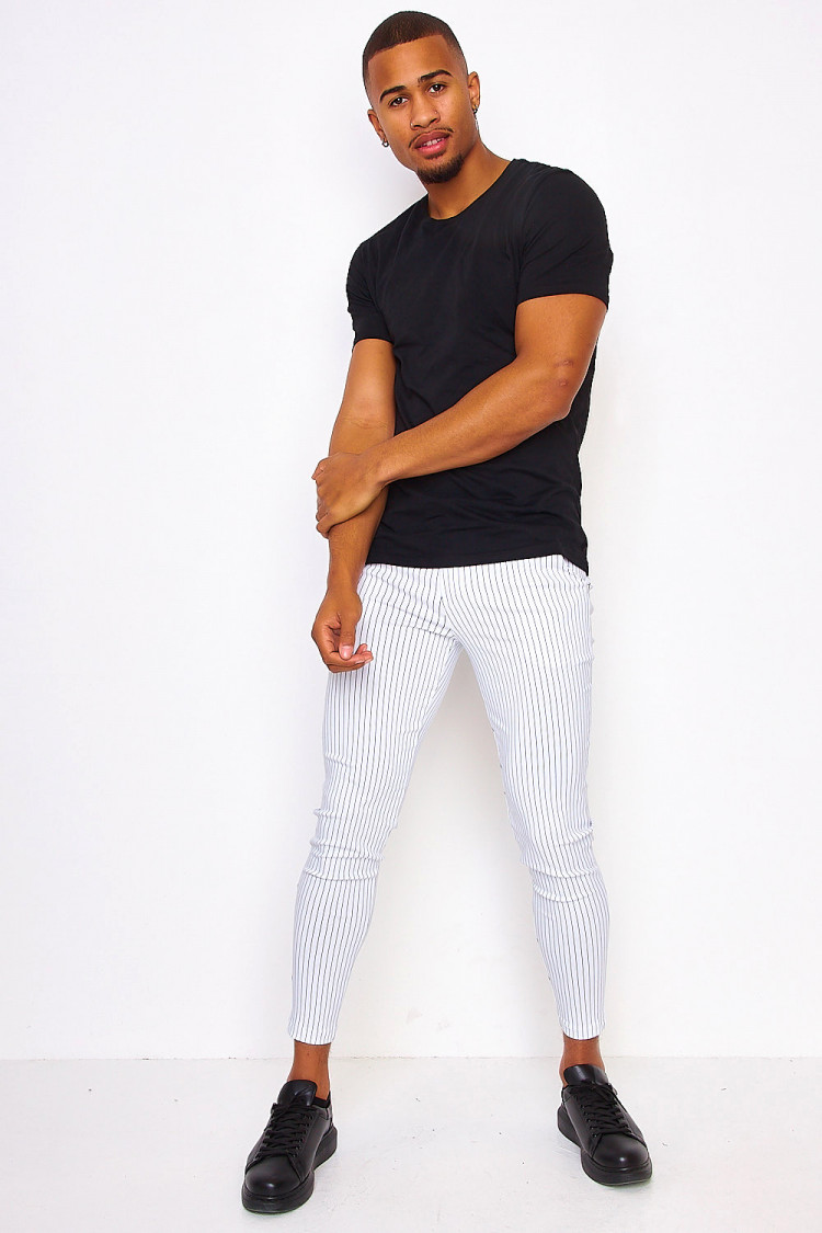 Pantalon chino blanc à rayures noires