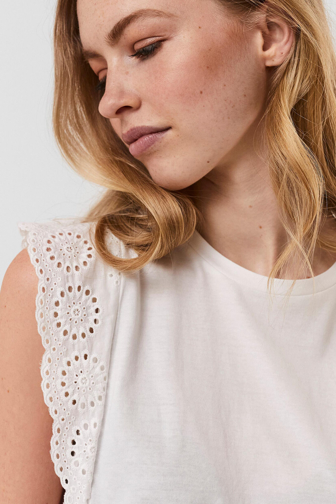 Blusa sem mangas com gola redonda - Branca