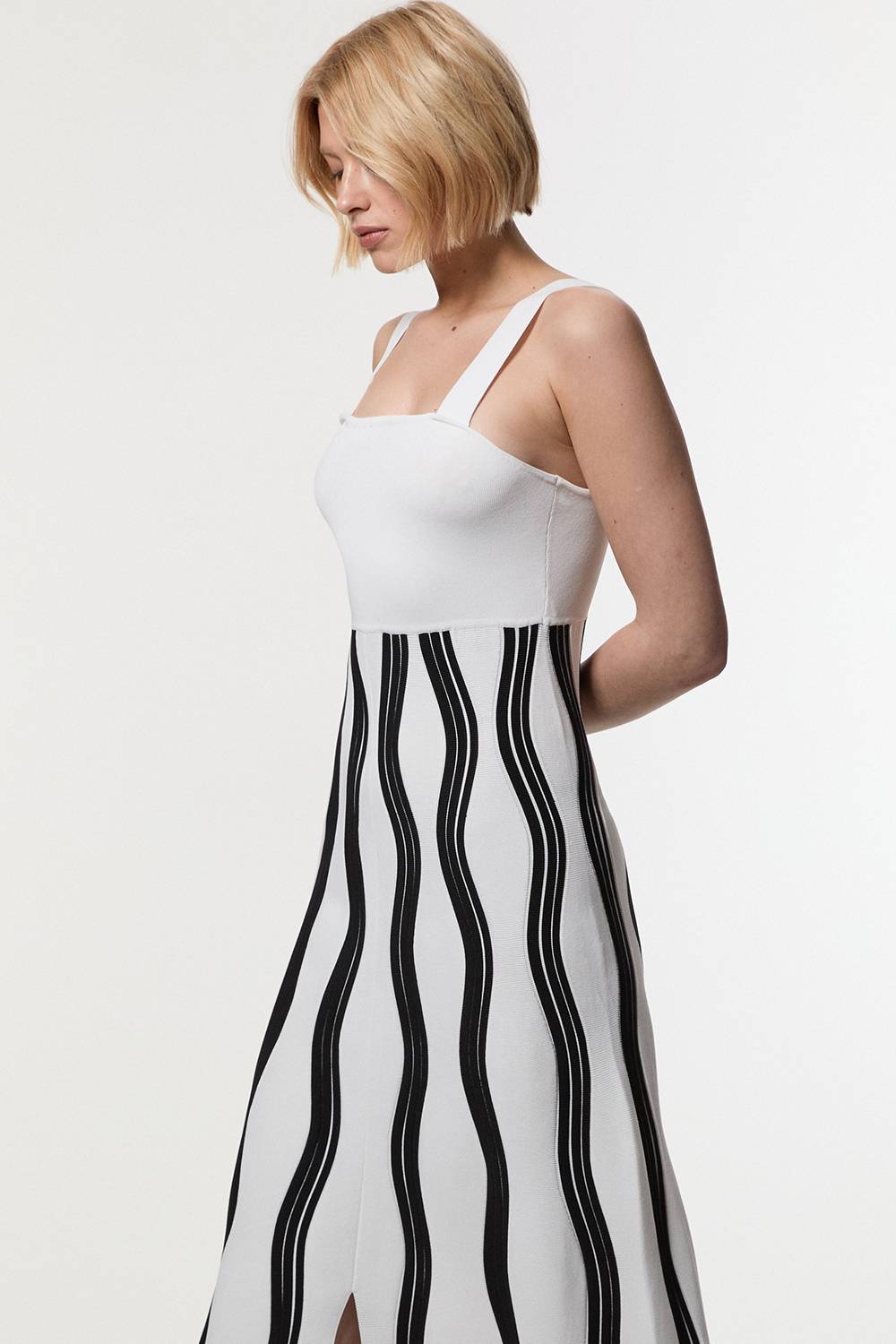 KarenMillen Robe tricotée à bretelles A-line à mailles en vagues contrastées