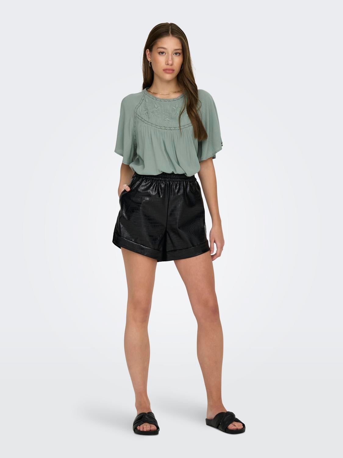 ONLDITTE Locker geschnitten Shorts in Lederoptik Black