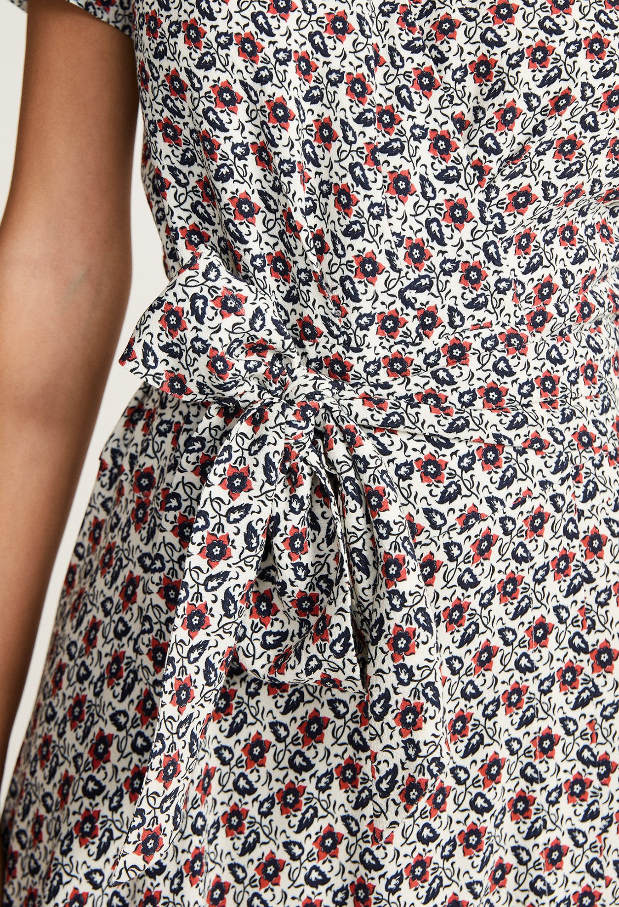 Robe cache-c&oelig;ur &agrave; motifs fleuris