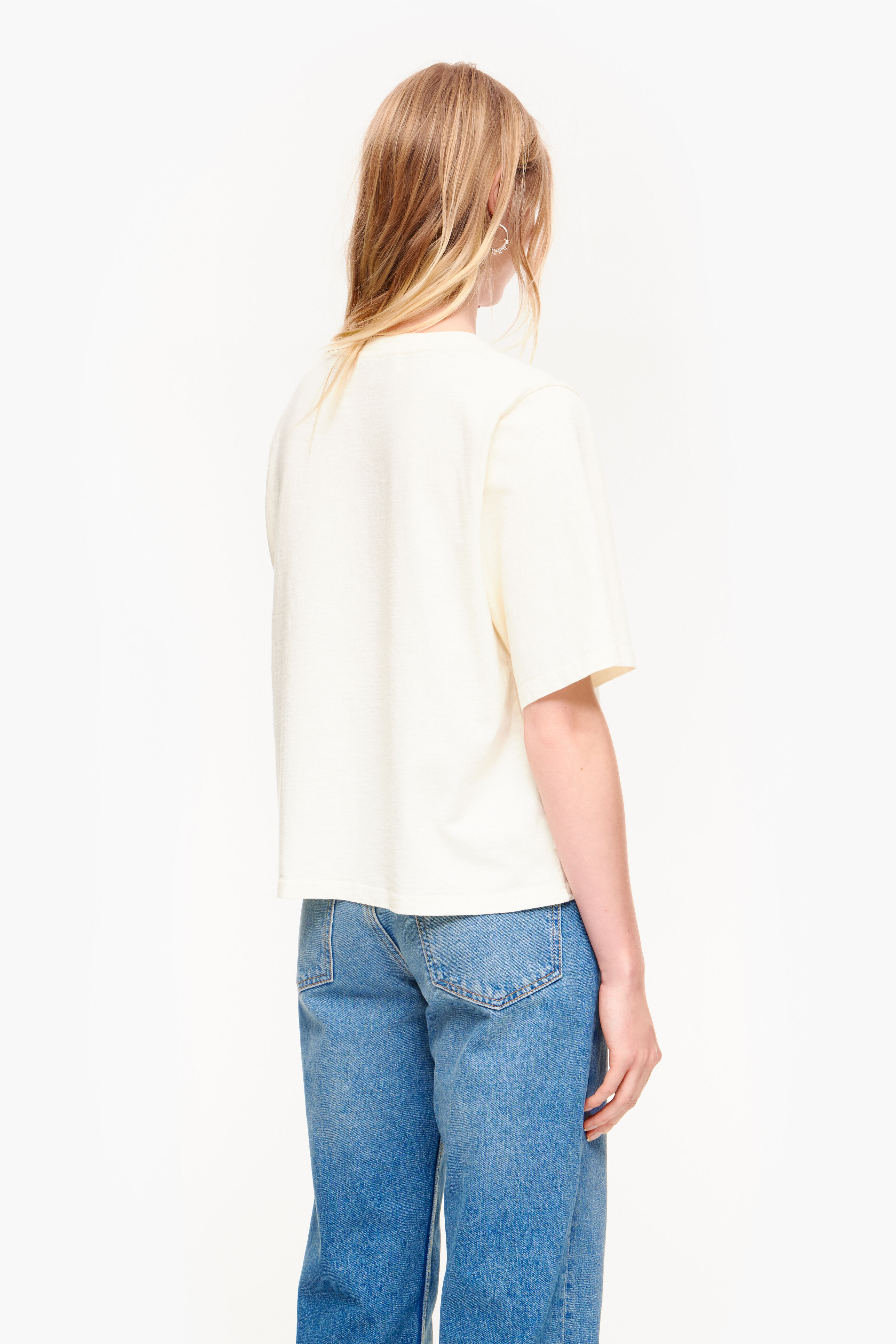 Camiseta de algodão com o logo da Bimba, estampa floral baunilha.