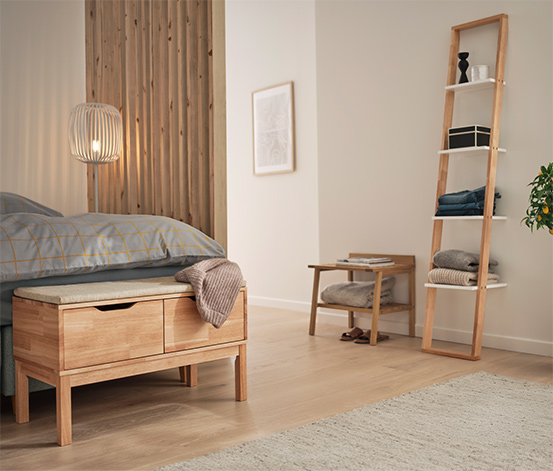 Hocker mit breiten Ablageflächen