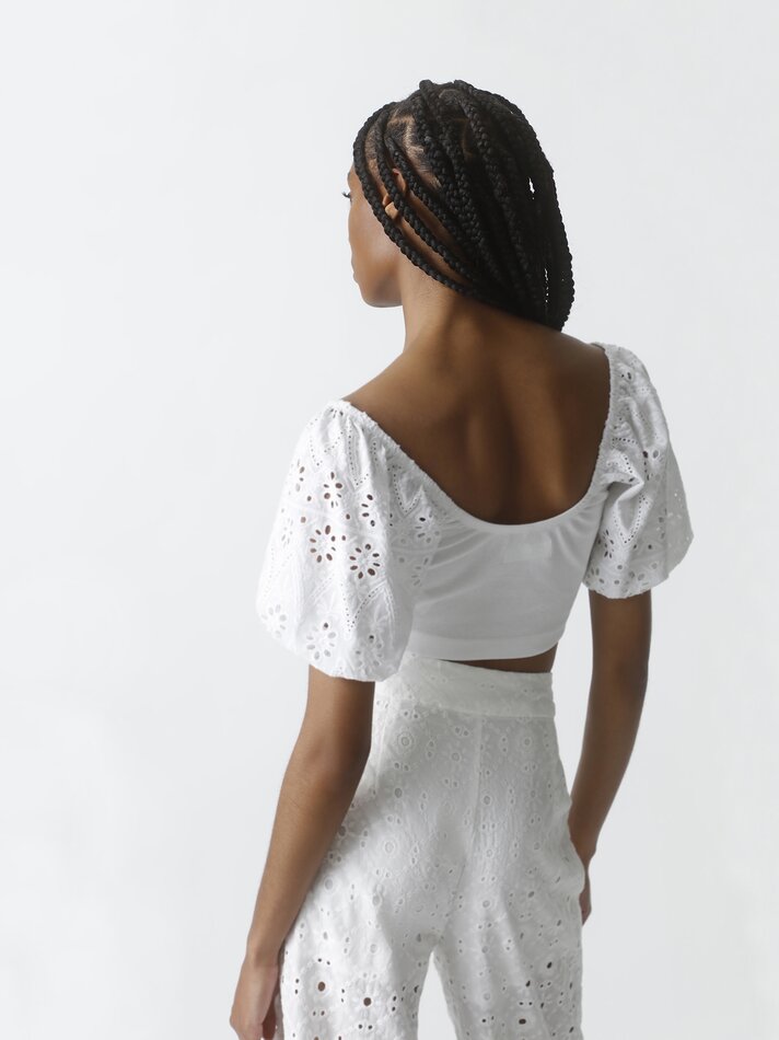 Top cropped com mangas vazadas - Branco