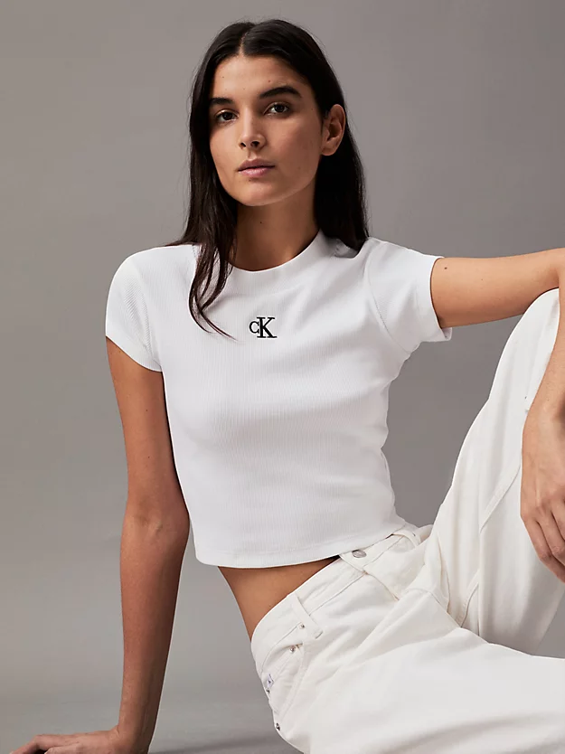 Camiseta cropped canelada de corte justo